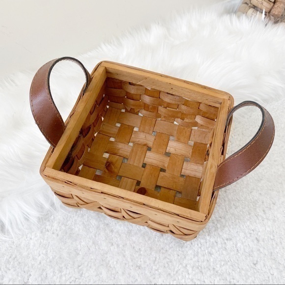Small brown wicker basket w/ faux leather handles - Picture 1 of 6